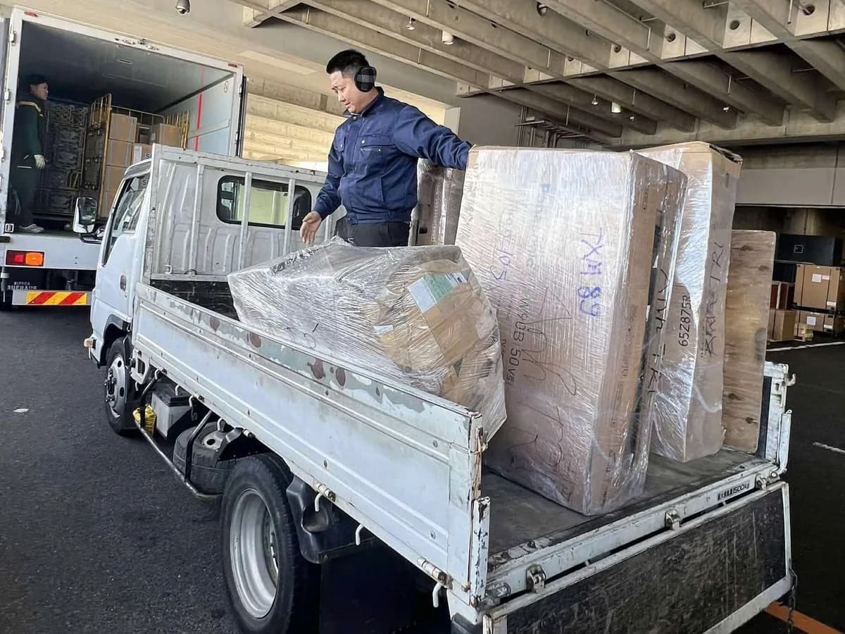 日本の倉庫でトラックに荷物を積み込むところ