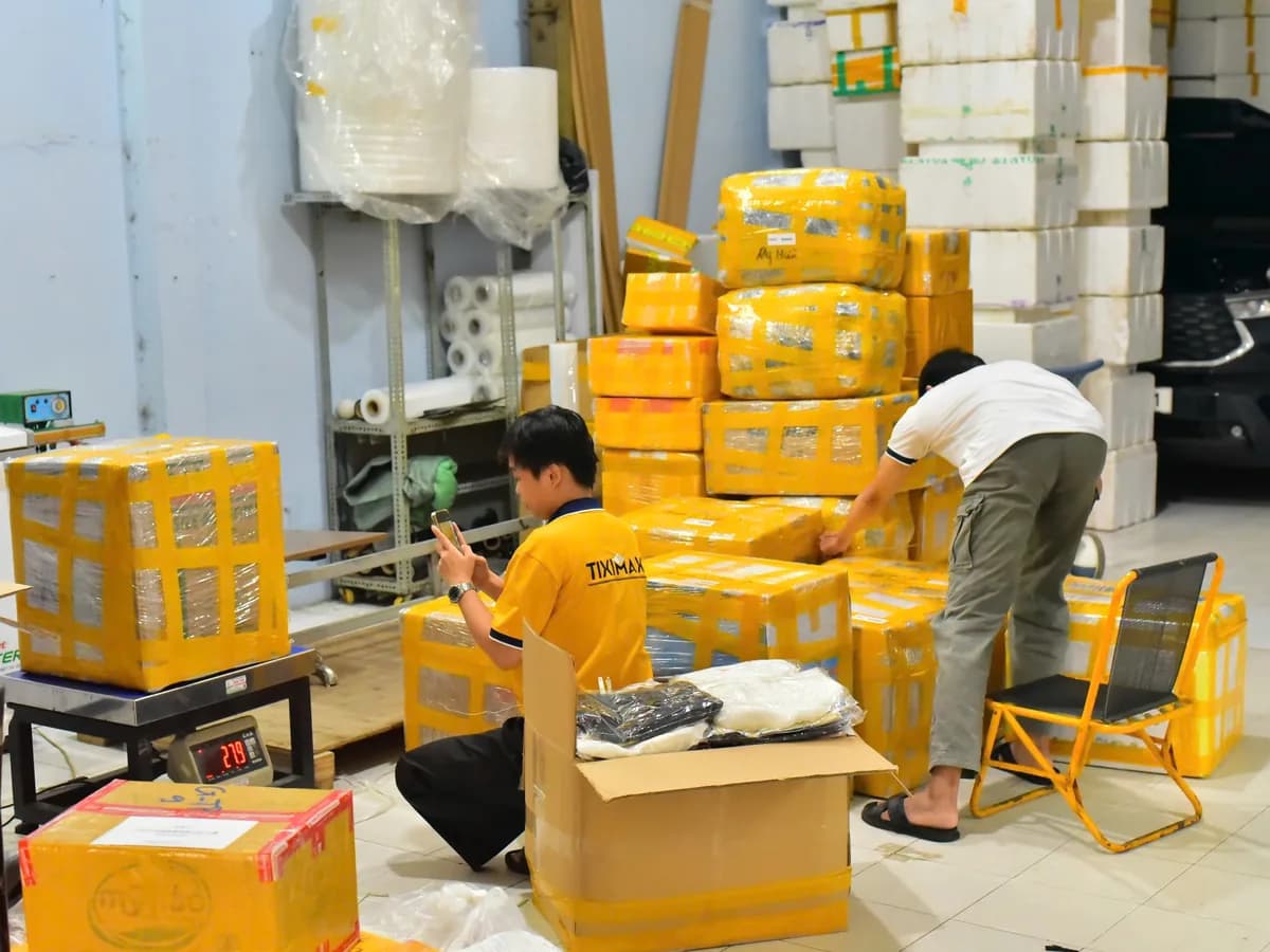 ベトナムの倉庫で荷物を計量し、梱包するスタッフ